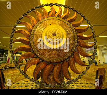 Hier abgebildet ist die Bronzeskulptur des Leiters der Surya am Delhi International Airport Terminal 3 Stockfoto