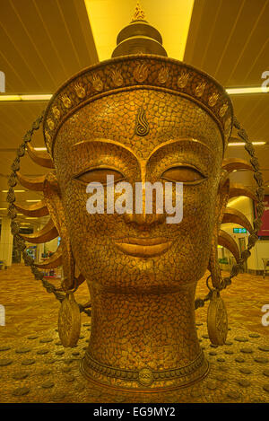 Hier ist die Bronzeskulptur des Leiters der Surya am Delhi International Airport Terminal 3, der Hindu-Gottheit der Sonne Stockfoto