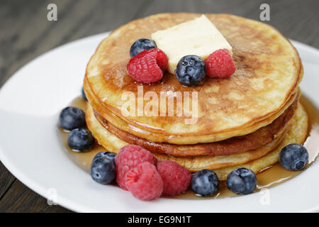 Klassischen Pfannkuchen mit Butter Berrys und Ahornsirup Stockfoto