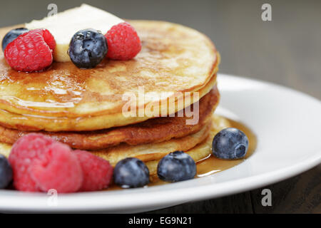 Klassischen Pfannkuchen mit Butter Berrys und Ahornsirup Stockfoto