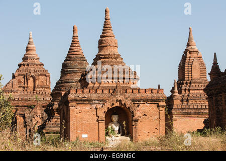 Blick auf einige der Tausenden von Tempeln auf staubige Ebene von Pagan, Bagan, Burma, Myanmar. Stockfoto