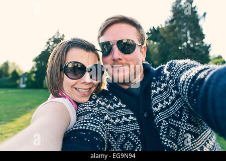30er Jahre paar Selbstporträt im Garten Stockfoto