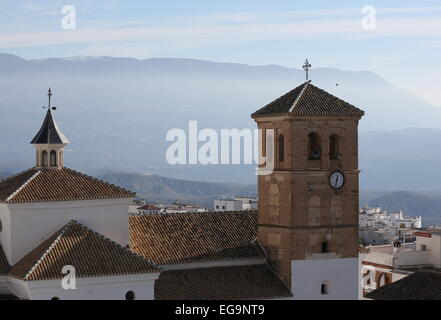 Glockenturm der Kirche, spanisches Dorf in den Ausläufern der Sierra Nevada Stockfoto