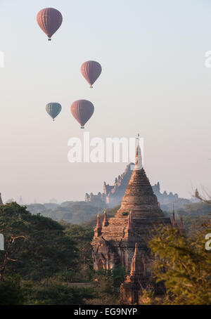 Blick auf den Sonnenaufgang von der Treppe des Tempels mit Heißluftballons schweben Flug über Tempel auf Ebenen von Pagan, Bagan, Burma, Myanmar Stockfoto