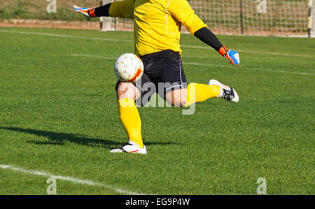 Torwart startet den ball Stockfoto