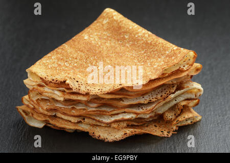 dünne Crepes oder Blinis gefaltet in Dreiecke auf Schiefer Stockfoto