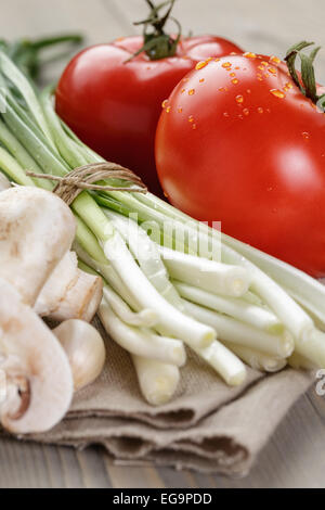 frisches Bio-Gemüse für Salat oder etwas Stockfoto