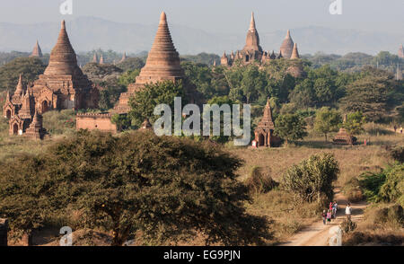 Blick bei Sonnenuntergang vom Anfang der Tempel von einigen Tausenden von Tempeln auf staubige Ebene von Pagan, Bagan, Burma, Myanmar. Stockfoto