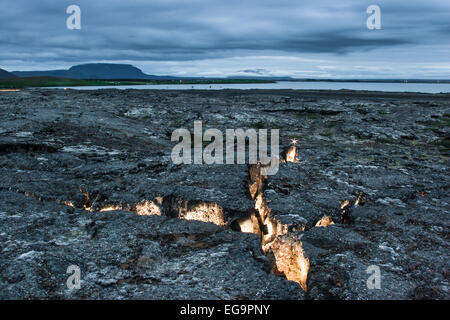 Divergierende Platten in einer vulkanischen Spalte Zone, Myvatn, Island die Risse mit einem Blitzlicht, Myvatn Island erleuchtete Stockfoto