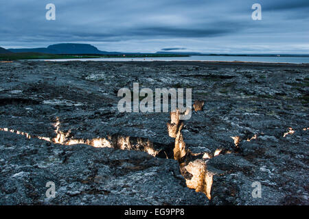 Divergierende Platten in einer vulkanischen Spalte Zone, Myvatn, Island die Risse mit einem Blitzlicht, Myvatn Island erleuchtete Stockfoto