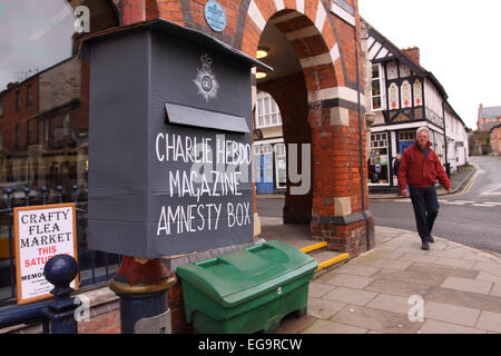 Presteigne, Powys, Wales, UK. 20. Februar 2015. Eine Parodie Charlie Hebdo Amnestie Kasten hat in der Mitte Wales Stadt Presteigne erschienen. Früher in diesem Monat Offiziere von Dyfed-Powys Polizei befragt eine lokale Kiosk über Kopien der satirischen Zeitschrift, die für Verkauf in Presteigne waren. Der Witz Charlie Hebdo Amnestie Feld imitiert durch Polizeikräfte für Messer verwendet. Stockfoto