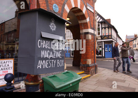 Presteigne, Powys, Wales, UK. 20. Februar 2015. Eine Parodie Charlie Hebdo Amnestie Kasten hat in der Mitte Wales Stadt Presteigne erschienen. Früher in diesem Monat Offiziere von Dyfed-Powys Polizei befragt eine lokale Kiosk über Kopien der satirischen Zeitschrift, die für Verkauf in Presteigne waren. Der Witz Charlie Hebdo Amnestie Feld imitiert durch Polizeikräfte für Messer verwendet. Stockfoto