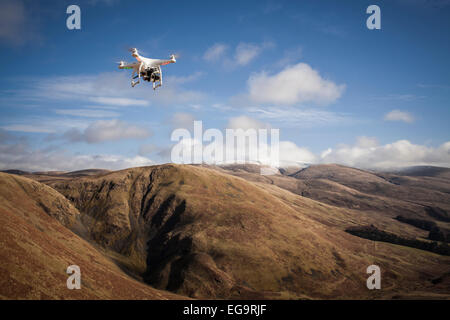 Eine Drohne schwebt über eine malerische Kulisse an einem sonnigen Tag Stockfoto