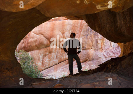 Wanderer am Stadsaal Höhlen, Cederberg Wilderness, Südafrika Stockfoto