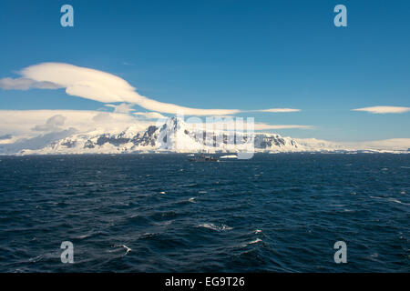 Schneebedeckte Berge der Anvers Island, Dallmann Bay, Antarktis. Ecquadorian Patrouille Schiff Nr. 46 Stockfoto