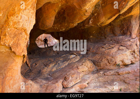 Wanderer am Stadsaal Höhlen, Cederberg Wilderness, Südafrika Stockfoto