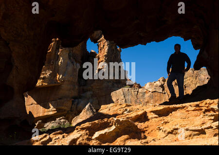 Wanderer am Stadsaal Höhlen, Cederberg Wilderness, Südafrika Stockfoto