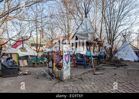 Deutschland, Berlin, 19. Februar 2015. Tipi-Land ist eine informelle Siedlung von Zelten, Jurten, Tipis und Hütten entlang der Spree. Unternehmungslustigen Bewohner haben einen schmalen Streifen des Landes behauptet und Verwendung zurückgefordert und verworfen, Materialien, um Häuser zu schaffen. Bildnachweis: Eden Breitz/Alamy Live-Nachrichten Stockfoto