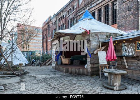 Deutschland, Berlin, 19. Februar 2015. Tipi-Land ist eine informelle Siedlung von Zelten, Jurten, Tipis und Hütten entlang der Spree. Unternehmungslustigen Bewohner haben einen schmalen Streifen des Landes behauptet und Verwendung zurückgefordert und verworfen, Materialien, um Häuser zu schaffen. Bildnachweis: Eden Breitz/Alamy Live-Nachrichten Stockfoto