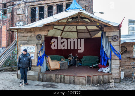 Deutschland, Berlin, 19. Februar 2015. Tipi-Land ist eine informelle Siedlung von Zelten, Jurten, Tipis und Hütten entlang der Spree. Unternehmungslustigen Bewohner haben einen schmalen Streifen des Landes behauptet und Verwendung zurückgefordert und verworfen, Materialien, um Häuser zu schaffen. Bildnachweis: Eden Breitz/Alamy Live-Nachrichten Stockfoto