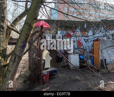 Deutschland, Berlin, 19. Februar 2015. Tipi-Land ist eine informelle Siedlung von Zelten, Jurten, Tipis und Hütten entlang der Spree. Unternehmungslustigen Bewohner haben einen schmalen Streifen des Landes behauptet und Verwendung zurückgefordert und verworfen, Materialien, um Häuser zu schaffen. Bildnachweis: Eden Breitz/Alamy Live-Nachrichten Stockfoto