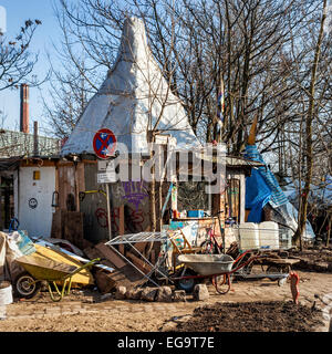 Deutschland, Berlin, 19. Februar 2015. Tipi-Land ist eine informelle Siedlung von Zelten, Jurten, Tipis und Hütten entlang der Spree. Unternehmungslustigen Bewohner haben einen schmalen Streifen des Landes behauptet und Verwendung zurückgefordert und verworfen, Materialien, um Häuser zu schaffen. Bildnachweis: Eden Breitz/Alamy Live-Nachrichten Stockfoto