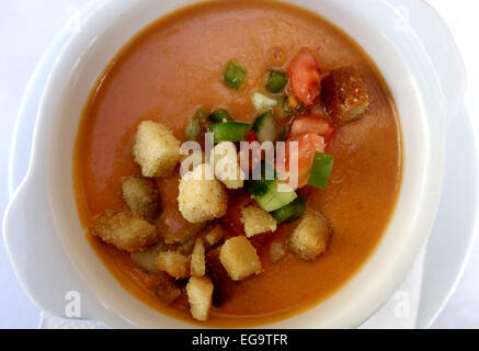 Gazpacho kalte Gemüsesuppe mit Croutons serviert im Restaurant in Kanarische Inseln, Spanien Stockfoto