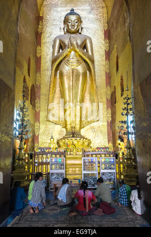 Riesige Gold standing Buddha, eine der vier großen Statuen nach Himmelsrichtungen, Ananda buddhistischen Tempel Pagan, Bagan, Burma, Myanmar Stockfoto