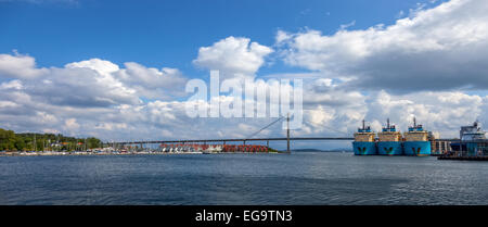 Panoramablick über die Stadt Stavanger mit Brücke und Marina auf der linken Seite, Norwegen. Stockfoto