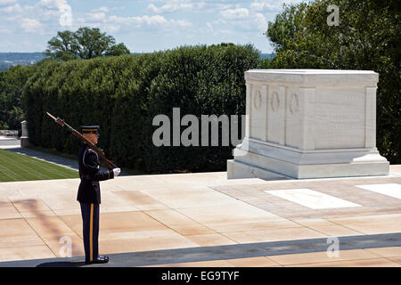 Ehrenwache am Grabmal des unbekannten Soldaten, Nationalfriedhof Arlington, Virginia, USA Stockfoto