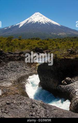 Petrohue Wasserfälle und Vulkan Osorno Stockfoto