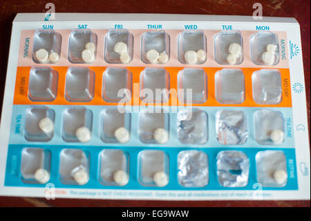 Pillenbox mit Tabletten in geordnet nach Datum für langfristige Erkrankung oder Behinderung Stockfoto