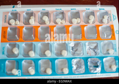 Pillenbox mit Tabletten in geordnet nach Datum für langfristige Erkrankung oder Behinderung Stockfoto