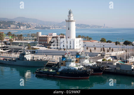 Leuchtturm und Schlepper Boote im Hafen von Malaga, Spanien Stockfoto