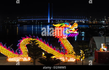 Melbourne, Australien. 20. Februar 2015. Foto aufgenommen am 20. Februar 2015 zeigt eine spektakulären 100-Meter-lange beleuchtete Drachen Laterne installiert, um das chinesische Neujahrsfest bei Docklands in Melbourne, Australien zu feiern. Diese Installation ist vom 19 Februar bis 1. März beleuchtet. Bildnachweis: Bai Xue/Xinhua/Alamy Live-Nachrichten Stockfoto