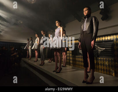 London, UK. 20. Februar 2015. Präsentation von italienischen Designer Manuel Facchini während der London Fashion Week. Manuel Facchini kombiniert Rock-Gothic und Sport in schwarz / weiß Muster. Foto: CatwalkFashion/Alamy Live-Nachrichten Stockfoto