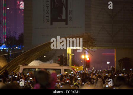 Hong Kong, China. 20. Februar 2015. Menschenmengen fotografieren das Feuerwerk im Stadtteil Tsim Sha Tsui. Bildnachweis: Sasa Savic/Alamy Live-Nachrichten Stockfoto