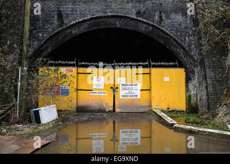 Birmingham, Vereinigtes Königreich. 20. Februar 2015. Die stillgelegten Eisenbahntunnel im Jahre 1886 erbaut. Birmingham-Tunnel hat ein Leck entstanden und das Wasser droht die West Coast Mainline beeinflussen die nur Meter entfernt verläuft. Der Kanal ist in den Prozess der abgelassen. Bildnachweis: Michael Scott/Alamy Live-Nachrichten Stockfoto