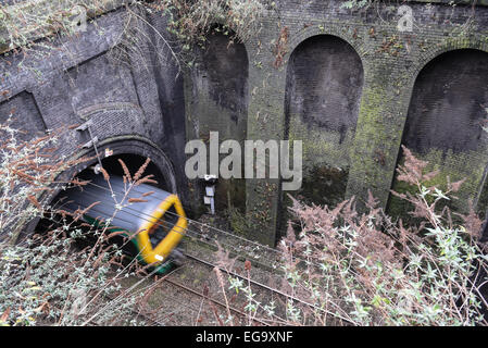 Birmingham, Vereinigtes Königreich. 20. Februar 2015. Die West Coast Mainline ist Meter aus einem stillgelegten Eisenbahntunnel in Birmingham, die ein Leck entstanden ist. Dies verursachte Network Rail besorgt werden, wenn sie Dienstleistungen beeinflussen das Leck verschlechtern sollte. Bildnachweis: Michael Scott/Alamy Live-Nachrichten Stockfoto