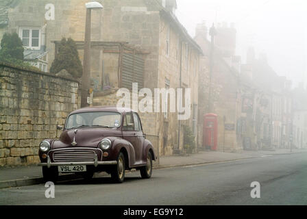 Straßenszene Nebel mit Oldtimer in Winchcombe Cotswolds England UK Europa Stockfoto