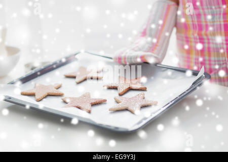 Nahaufnahme von Frau mit Cookies auf Backblech Stockfoto