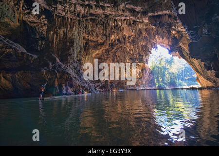 Erkundung der Höhle Tham Lod, Pang Mapha Thailand Stockfoto