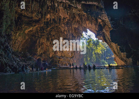 Erkundung der Höhle Tham Lod, Pang Mapha Thailand Stockfoto