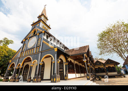 Die einzigartige Holzkirche in Kon Tum, Vietnam, Asien. Stockfoto