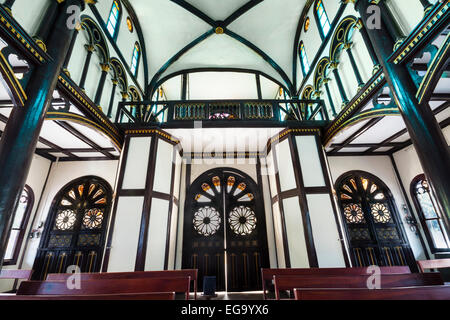 Die einzigartige Holzkirche in Kon Tum, Vietnam, Asien. Stockfoto