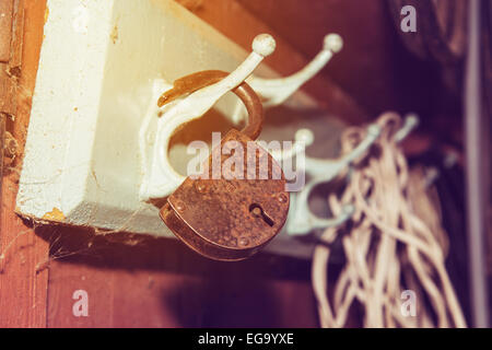 Vorhängeschloss, rostigen alten hängen auf dem Kleiderbügel Stockfoto