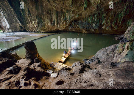 Erkundung der Höhle Tham Lod mit Bambus-Floß, Pang Mapha Thailand Stockfoto