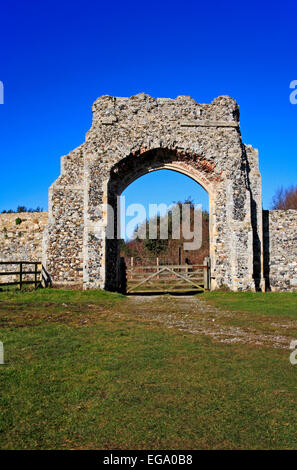 Das zerstörte Tor zur Greyfriars mittelalterliche Kloster in Dunwich, Suffolk, England, Vereinigtes Königreich. Stockfoto