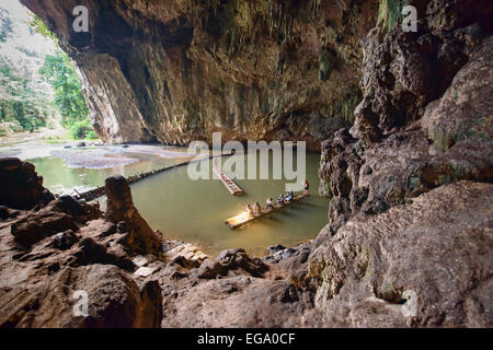 Erkundung der Höhle Tham Lod mit Bambus-Floß, Pang Mapha Thailand Stockfoto