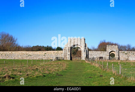 Ein Blick auf die Fußgängerzone Wand und zwei zerstörten Gateways an Greyfriars mittelalterliche Kloster in Dunwich, Suffolk, England, Vereinigtes Königreich. Stockfoto